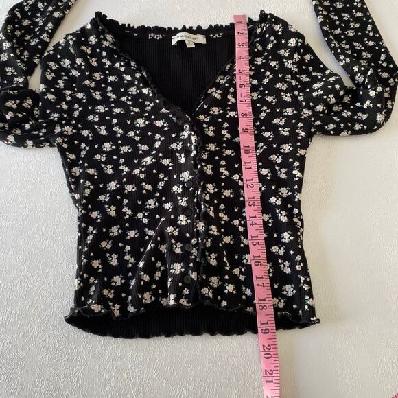 Francesca’s Floral Ribbed Button Front Top – Women’s Small Long Sleeve Stretchy - Picture 9 of 10